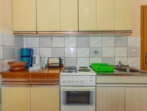 Refrigerador, microondas, horno y utensilios de cocina 