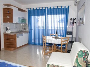 Fridge, cookware/dishes/utensils - in Dramalj mit Terrasse by Interhome (Crikvenica/Dramalj)