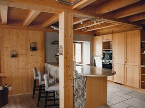 Fridge, oven, dishwasher, cookware/dishes/utensils