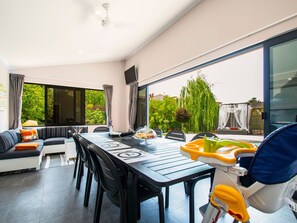 Dining - Schöne Villa mit Garten und Biodesign-Pool by Interhome (Nedescina)