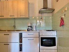 Køleskab, ovn, køkkentøj/tallerkener/redskaber