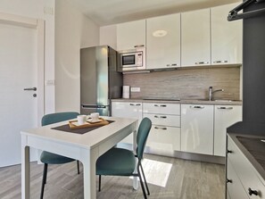 Fridge, microwave, dishwasher, cookware/dishes/utensils - Studio Glorijeta by Interhome (Polje)