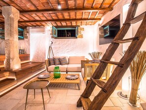 Fernseher, Kamin, DVD-Player