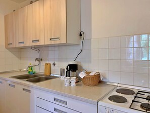 Kylskåp, ugn och grytor/köksredskap