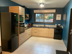 Kühlschrank, Mikrowelle, Ofen, Geschirrspüler