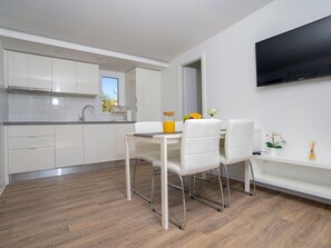 Kühlschrank, Mikrowelle, Geschirrspüler, Kochgeschirr/Geschirr/Besteck