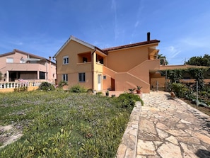 A two-story building with a stone pathway leading to the entrance. - Julieta 01 - Agentur TA Leut by Interhome (Privlaka)