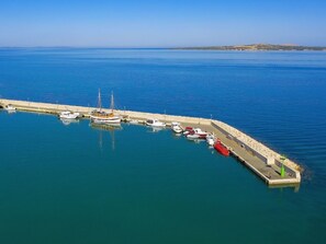 A marina with several boats docked at a pier extending into calm blue waters. - Julieta 01 - Agentur TA Leut by Interhome (Privlaka)