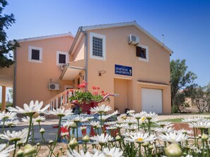 Un edificio con un cartello che riporta la scritta "APARTMANS APARTMENTS".