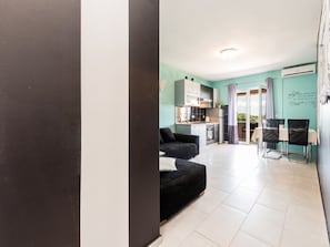Eine moderne Wohnung mit Wohnzimmer, Essbereich und Küche.