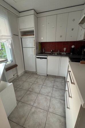 Kühlschrank, Mikrowelle, Ofen, Geschirrspüler