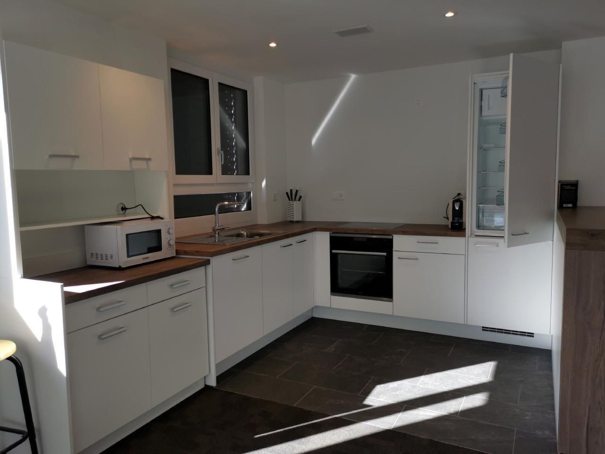 Kühlschrank, Mikrowelle, Ofen, Geschirrspüler