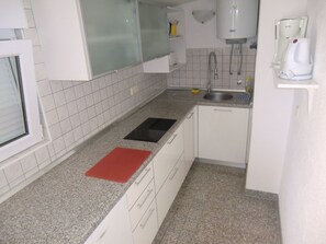 Kühlschrank, Mikrowelle, Ofen, Kochgeschirr/Geschirr/Besteck