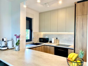 Fridge, microwave, oven, dishwasher - Villa mit beheiztem Infinity-Pool und Massagedüsen by Interhome (Podstrana)