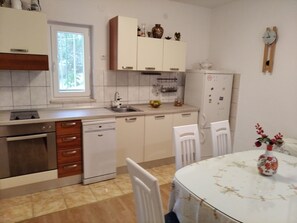 Fridge, oven, cookware/dishes/utensils - mit Privatparkplatz by Interhome (Podstrana)