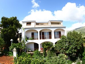 Exterior - mit Privatparkplatz by Interhome (Podstrana)