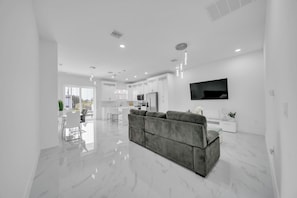 Smart TV - ✅ Cozy 3BR Duplex Unit with WiFi and Laundry in Lehigh Acres (Lehigh Acres)