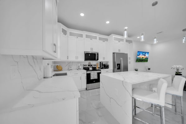 Private kitchen - ✅ Cozy 3BR Duplex Unit with WiFi and Laundry in Lehigh Acres (Lehigh Acres)