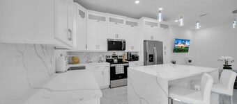 Cozy 3BR Private Unit near RSW Airport, Wi-Fi & Laundry