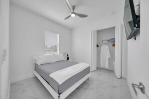3 bedrooms, iron/ironing board, WiFi, bed sheets - Cozy 3BR Private Unit near RSW Airport, Wi-Fi & Laundry (Lehigh Acres)