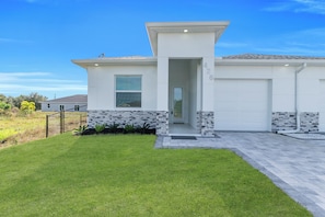 Exterior - ✅ Cozy 3BR Duplex Unit with WiFi and Laundry in Lehigh Acres (Lehigh Acres)