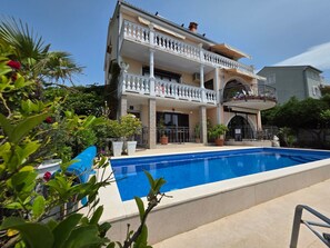 A heated pool - Appartement mit Balkon - gemeinsamer Pool und Terrasse by Interhome (Novi Vinodolski)