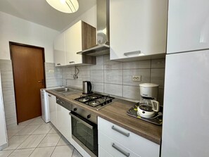 Refrigerador, microondas, horno y lavavajillas 