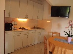 Refrigerador, microondas, lavavajillas y utensilios de cocina 