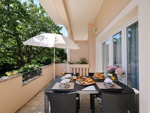 Outdoor dining - Villa Predovan by Interhome (Petrčane)