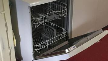 KĂŒhlschrank, Mikrowelle, Ofen, GeschirrspĂŒler