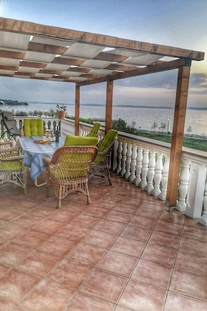 Outdoor dining - Wohnung "Astoria" mit Blick auf das Wasser by Interhome (Zaton)