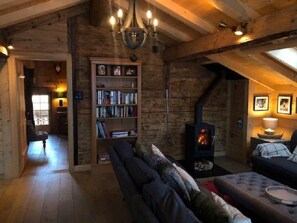 Una televisión, una chimenea