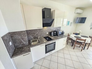 Fridge, microwave, cookware/dishes/utensils - Appartement Studio mit Terrasse by Interhome (Novi Vinodolski)
