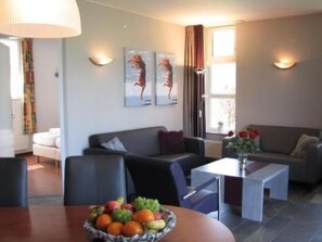 Een televisie, een open haard en een dvd-speler