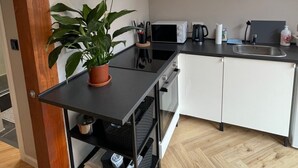 Refrigerador, microondas, horno, utensilios de cocina