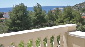 A balcony with a view of the sea and surrounding greenery. - Villa Luger 1. OG by Interhome (Rogoznica/Ražanj)