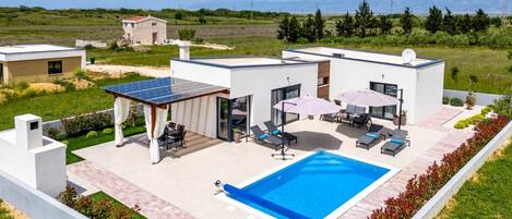 حمّام سباحة مُدفَّأ