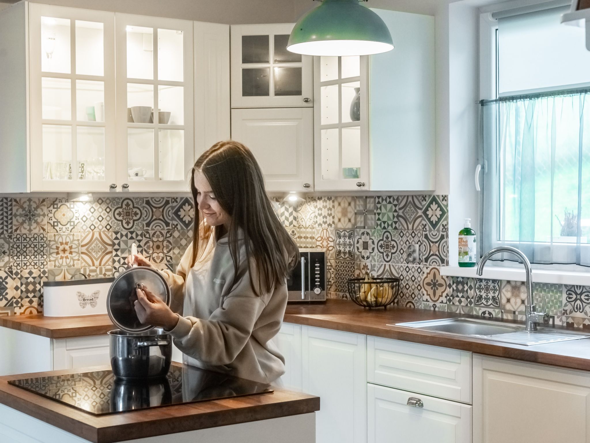 Réfrigérateur, micro-ondes, batterie de cuisine, vaisselle et ustensiles
