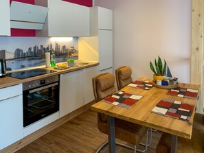 Fridge, oven, dishwasher, cookware/dishes/utensils - Top-moderne Ferienwohnung für 4 Personen mit Vollausstattung auf schönem, frühe by Interhome (Schönewalde)
