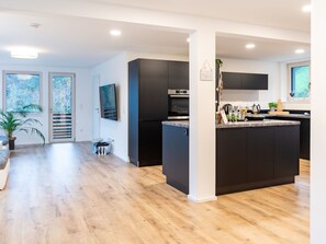 冷蔵庫、オーブン、食器洗い機、調理器具と食器