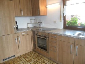 Refrigerador, microondas, lavavajillas y utensilios de cocina 