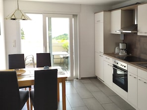 Kühlschrank, Ofen, Kochgeschirr/Geschirr/Besteck