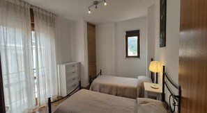 Iron/ironing board, bed sheets