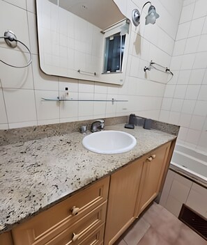 Apartment | Bathroom | Separate bathtub and shower, hair dryer, towels, soap - 3 Minutos da Praia - Pedra do Arpoador (Rio de Janeiro)