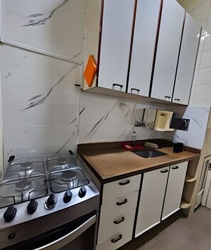 Comfort Apartment | Private kitchen | Full-sized fridge, microwave, oven, cookware/dishes/utensils - 3 Minutos da Praia - Pedra do Arpoador (Rio de Janeiro)