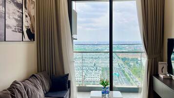 Apartamento Premium | Zona de estar | Una televisión LCD