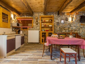 Refrigerador, microondas, horno, utensilios de cocina