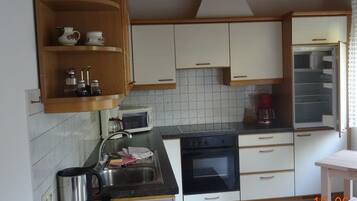 Kühlschrank, Mikrowelle, Ofen, Geschirrspüler