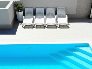 Pool - Bezaubernde Ferienwohnung mit gemeinsamem Pool by Interhome (Privlaka)