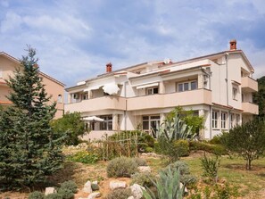 Exterior - Nette Ferienwohnung mit Whirlpool und Garten by Interhome (Rab/Rab)